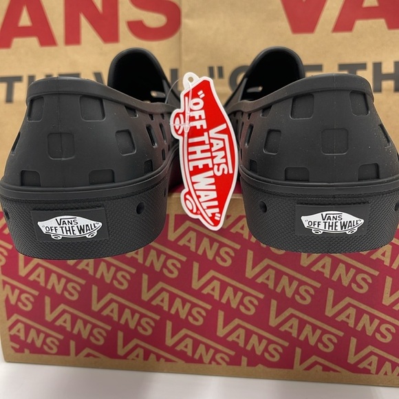 Vans Women’s Slip-On Trk Black
VN0A5HF8BLK
Sneakerss Crocs - Picture 14 of 16